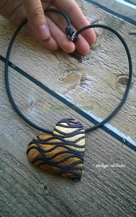 <div style=margin-left:10px><h1>Сердце подвеска</h1><p><a href="/catalog/bijuteriya/">Біжутерія</a> » <a href="/catalog/bijuteriya/kulony/">Кулони</a></p><i class="fa fa-map-marker"></i> Полтавская область, Полтава<br /><br /><div class="socdata"><script src="//yastatic.net/es5-shims/0.0.2/es5-shims.min.js"></script>
                                            <script src="//yastatic.net/share2/share.js"></script>
                                            <div class="ya-share2" data-services="facebook,gplus,twitter,lj,viber,whatsapp,skype" data-counter=""></div></div>