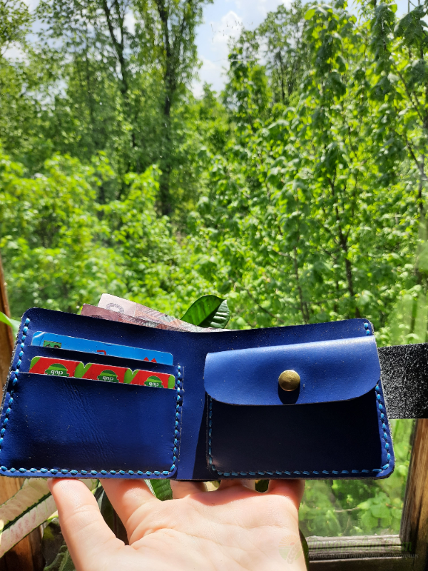 <div style=margin-left:10px><h1>Шкіряний гаманець</h1><p><a href="/catalog/ukrasheniya/">Прикраси</a> » <a href="/catalog/ukrasheniya/aksessuary/">Аксесуари</a></p><i class="fa fa-map-marker"></i> Киевская область, Киев<br /><br /><div class="socdata"><script src="//yastatic.net/es5-shims/0.0.2/es5-shims.min.js"></script>
                                            <script src="//yastatic.net/share2/share.js"></script>
                                            <div class="ya-share2" data-services="facebook,gplus,twitter,lj,viber,whatsapp,skype" data-counter=""></div></div>