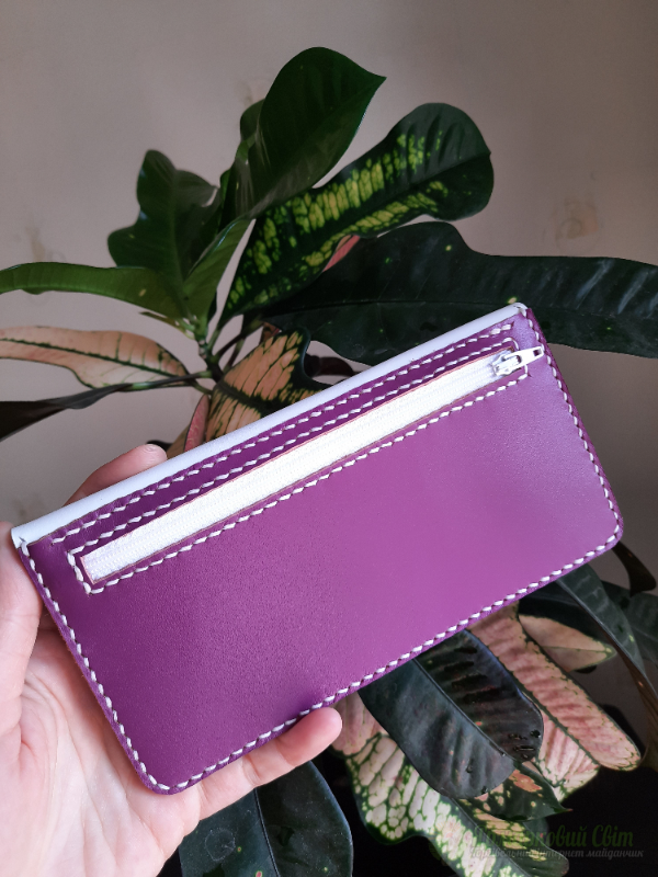 <div style=margin-left:10px><h1>Шкіряний гаманець</h1><p><a href="/catalog/ukrasheniya/">Прикраси</a> » <a href="/catalog/ukrasheniya/aksessuary/">Аксесуари</a></p><i class="fa fa-map-marker"></i> Киевская область, Киев<br /><br /><div class="socdata"><script src="//yastatic.net/es5-shims/0.0.2/es5-shims.min.js"></script>
                                            <script src="//yastatic.net/share2/share.js"></script>
                                            <div class="ya-share2" data-services="facebook,gplus,twitter,lj,viber,whatsapp,skype" data-counter=""></div></div>
