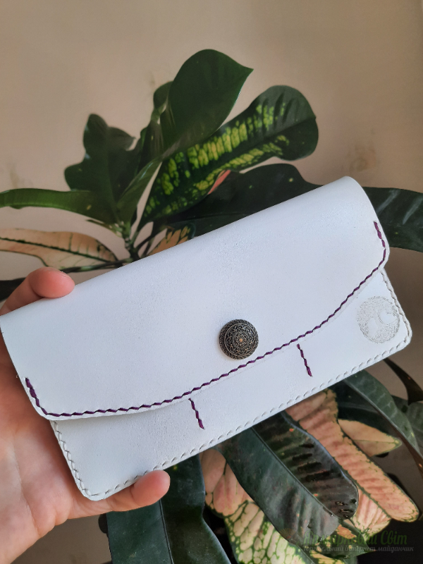 <div style=margin-left:10px><h1>Шкіряний гаманець</h1><p><a href="/catalog/ukrasheniya/">Прикраси</a> » <a href="/catalog/ukrasheniya/aksessuary/">Аксесуари</a></p><i class="fa fa-map-marker"></i> Киевская область, Киев<br /><br /><script src="//yastatic.net/es5-shims/0.0.2/es5-shims.min.js"></script>
                                            <script src="//yastatic.net/share2/share.js"></script>
                                            <div class="ya-share2" data-services="facebook,gplus,twitter,lj,viber,whatsapp,skype" data-counter=""></div><br /><div class="socdata"></div></div>