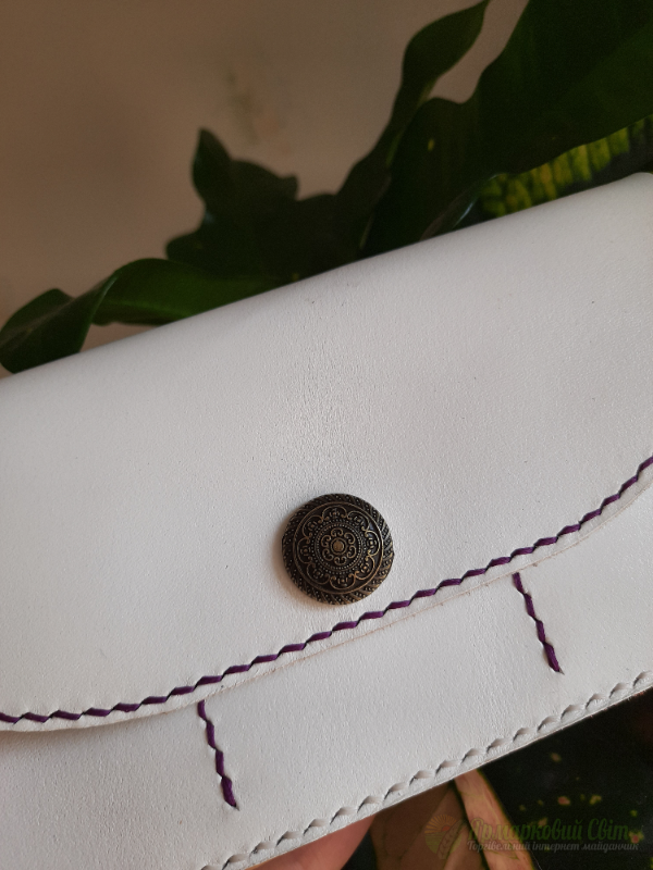 <div style=margin-left:10px><h1>Шкіряний гаманець</h1><p><a href="/catalog/ukrasheniya/">Прикраси</a> » <a href="/catalog/ukrasheniya/aksessuary/">Аксесуари</a></p><i class="fa fa-map-marker"></i> Киевская область, Киев<br /><br /><div class="socdata"><script src="//yastatic.net/es5-shims/0.0.2/es5-shims.min.js"></script>
                                            <script src="//yastatic.net/share2/share.js"></script>
                                            <div class="ya-share2" data-services="facebook,gplus,twitter,lj,viber,whatsapp,skype" data-counter=""></div></div>