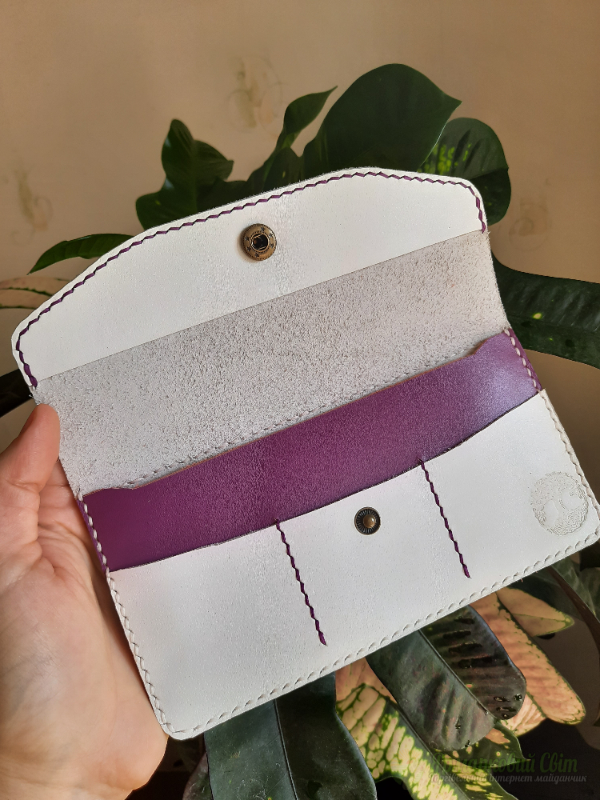 <div style=margin-left:10px><h1>Шкіряний гаманець</h1><p><a href="/catalog/ukrasheniya/">Прикраси</a> » <a href="/catalog/ukrasheniya/aksessuary/">Аксесуари</a></p><i class="fa fa-map-marker"></i> Киевская область, Киев<br /><br /><div class="socdata"><script src="//yastatic.net/es5-shims/0.0.2/es5-shims.min.js"></script>
                                            <script src="//yastatic.net/share2/share.js"></script>
                                            <div class="ya-share2" data-services="facebook,gplus,twitter,lj,viber,whatsapp,skype" data-counter=""></div></div>