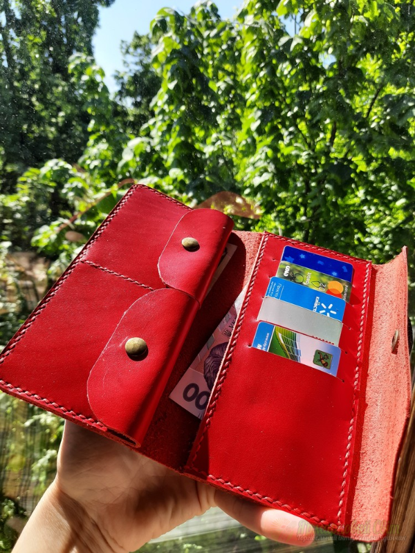 <div style=margin-left:10px><h1>Гаманець шкіряний ред</h1><p><a href="/catalog/ukrasheniya/">Прикраси</a> » <a href="/catalog/ukrasheniya/aksessuary/">Аксесуари</a></p><i class="fa fa-map-marker"></i> Киевская область, Киев<br /><br /><div class="socdata"><script src="//yastatic.net/es5-shims/0.0.2/es5-shims.min.js"></script>
                                            <script src="//yastatic.net/share2/share.js"></script>
                                            <div class="ya-share2" data-services="facebook,gplus,twitter,lj,viber,whatsapp,skype" data-counter=""></div></div>
