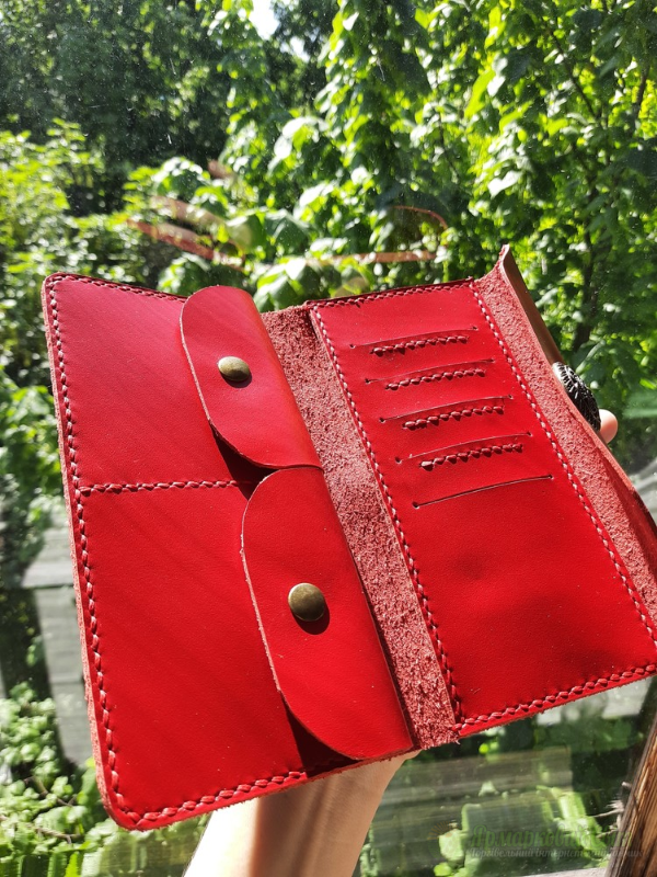 <div style=margin-left:10px><h1>Гаманець шкіряний ред</h1><p><a href="/catalog/ukrasheniya/">Прикраси</a> » <a href="/catalog/ukrasheniya/aksessuary/">Аксесуари</a></p><i class="fa fa-map-marker"></i> Киевская область, Киев<br /><br /><div class="socdata"><script src="//yastatic.net/es5-shims/0.0.2/es5-shims.min.js"></script>
                                            <script src="//yastatic.net/share2/share.js"></script>
                                            <div class="ya-share2" data-services="facebook,gplus,twitter,lj,viber,whatsapp,skype" data-counter=""></div></div>