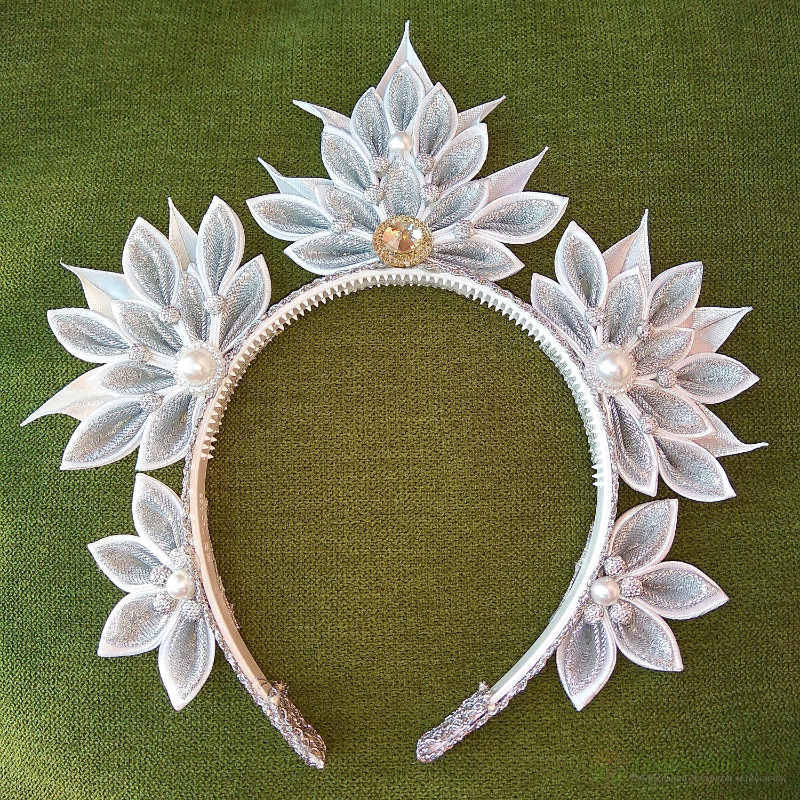 <div style=margin-left:10px><h1>Новогодний обруч для волос</h1><p><a href="/catalog/aksessuary/">Аксесуари</a> » <a href="/catalog/aksessuary/obruchi/">Обручі</a></p><i class="fa fa-map-marker"></i> Запорожская область, Запорожье<br /><br /><script src="//yastatic.net/es5-shims/0.0.2/es5-shims.min.js"></script>
                                            <script src="//yastatic.net/share2/share.js"></script>
                                            <div class="ya-share2" data-services="facebook,gplus,twitter,lj,viber,whatsapp,skype" data-counter=""></div><br /><div class="socdata"></div></div>