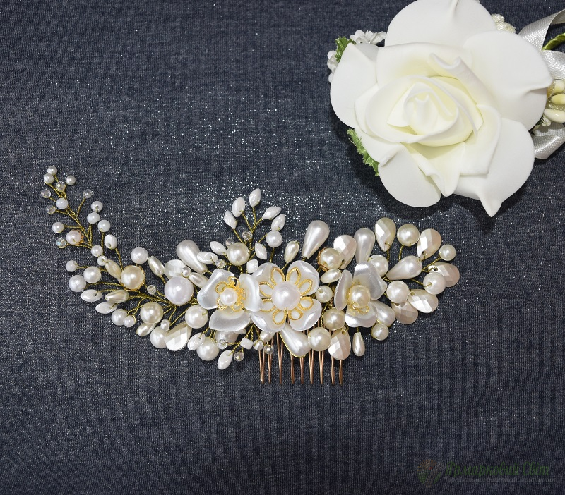 <div style=margin-left:10px><h1>Гребень "Нежность"</h1><p><a href="/catalog/ukrasheniya/">Прикраси</a> » <a href="/catalog/ukrasheniya/aksessuary/">Аксесуари</a></p><i class="fa fa-map-marker"></i> Запорожская область, Запорожье<br /><br /><div class="socdata"><script src="//yastatic.net/es5-shims/0.0.2/es5-shims.min.js"></script>
                                            <script src="//yastatic.net/share2/share.js"></script>
                                            <div class="ya-share2" data-services="facebook,gplus,twitter,lj,viber,whatsapp,skype" data-counter=""></div></div>